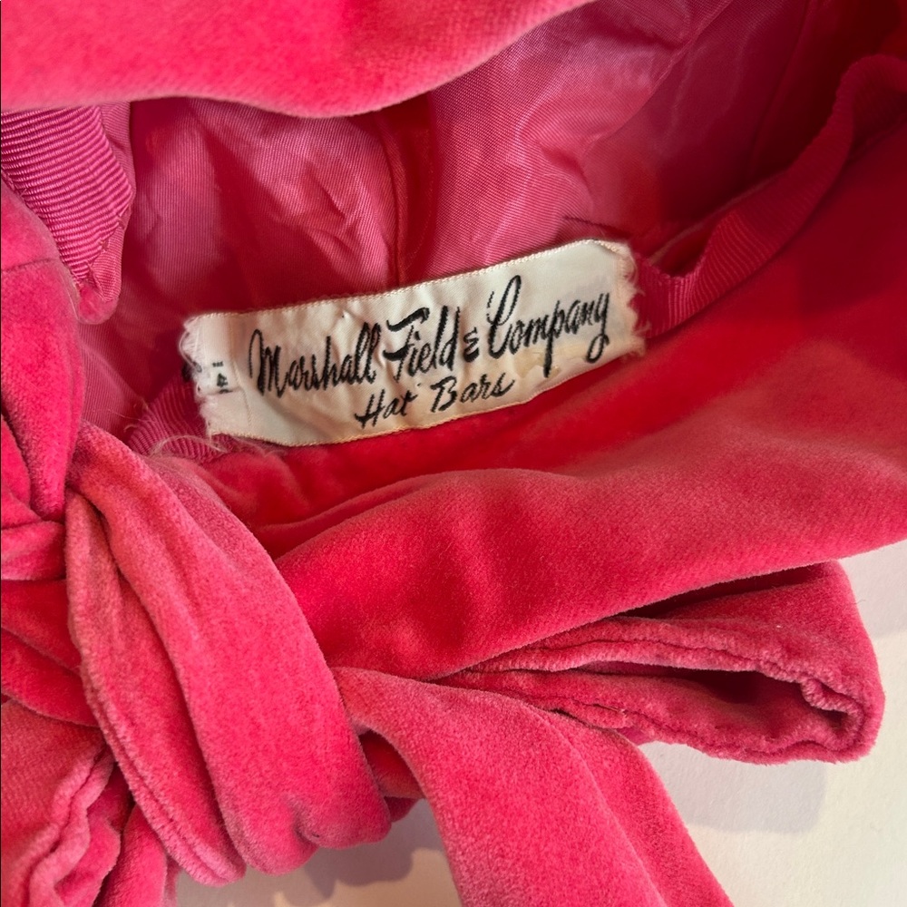 Amazing vintage 1960’s Hot Pink Velvet Hat - Picture 2 of 7